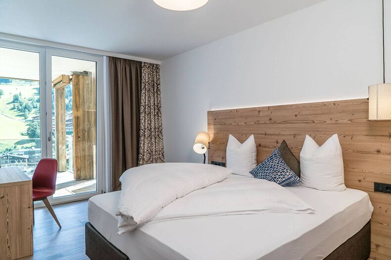 Unser Apartment Deluxe mit 3 Räumen bietet 3 Badezimmer und eine voll ausgestattete Küche.