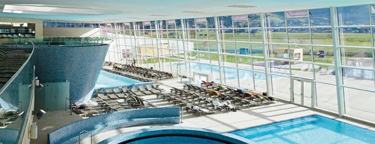 Besuchen Sie den Tauern Spa für Wellness außerhalb des Adler Resorts.