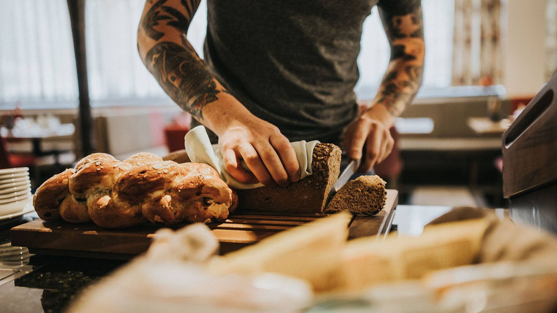 Wir bieten Ihnen ein leckeres Hotel-Frühstück mit frischem Brot.