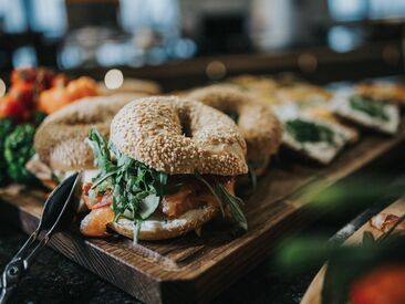 Zu unserem vielfältigen Hotel-Frühstück zählen auch leckere Frühstücks-Bagel.
