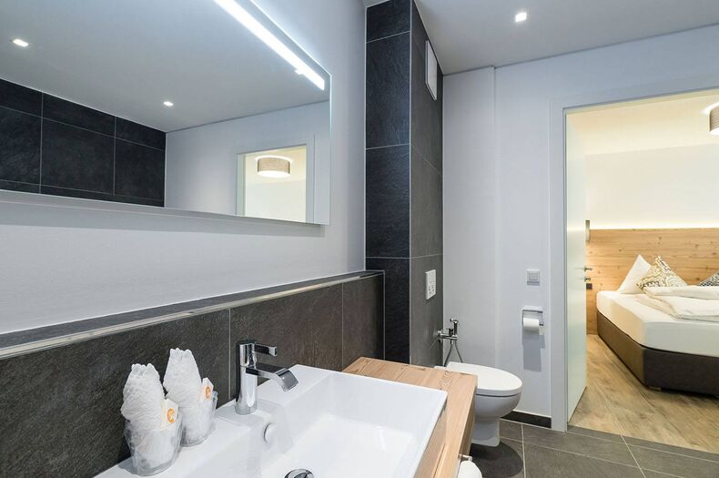 Unser Apartment Deluxe mit drei Räumen bietet Platz für bis zu acht Personen.