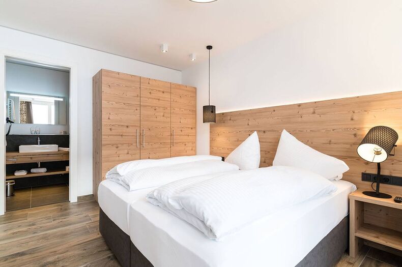 Unser Deluxe Penthouse mit vier Räumen bietet Platz für bis zu acht Personen.