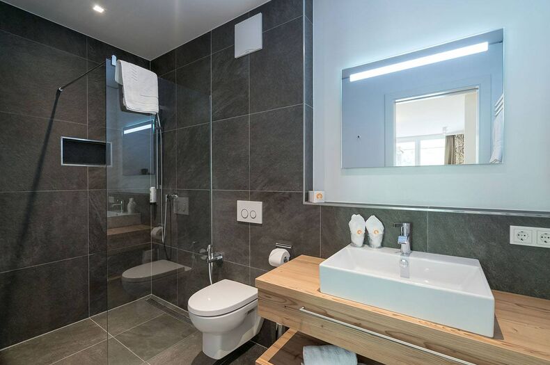 Unser Apartment Deluxe mit drei Räumen bietet unter anderem ein geräumiges und modernes Badezimmer.