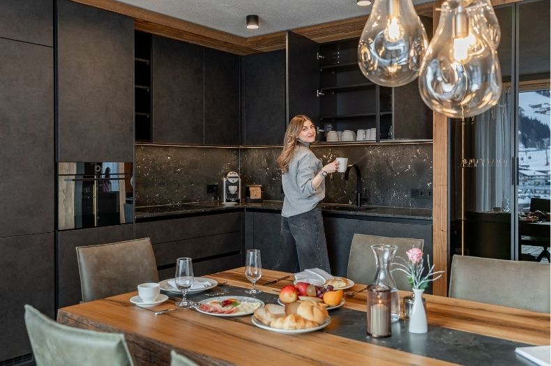 Moderne Wohnküche mit spektakulärem Ausblick